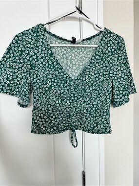 Divided Green and White Puff Sleeve Crop Blouse